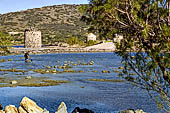 La baia di Elounda. Mulini a vento delle antiche saline.
